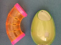 Yavru hamster kafesiyle ve yemiyle