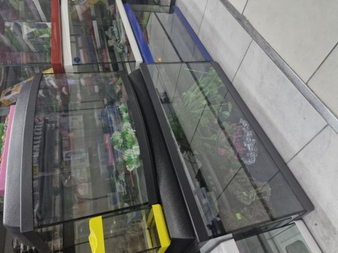 Plastik kapalı akvaryumlar