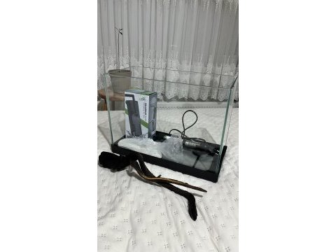 Akvaryum ve filtre ve ısıtıcısı içindedir