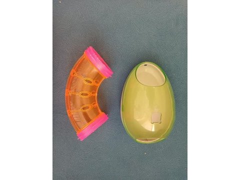Yavru hamster kafesiyle ve yemiyle